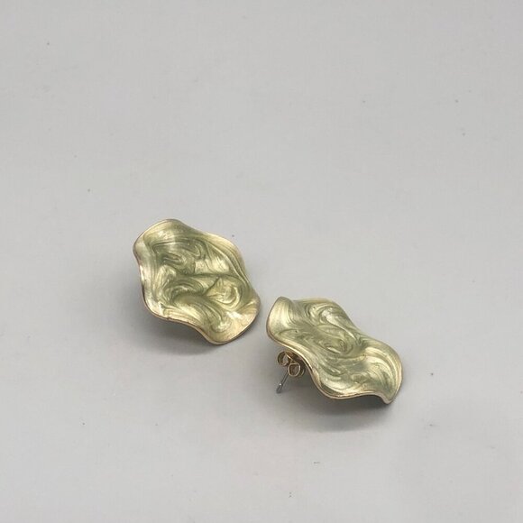 3/$30 Vintage Earrings Gold Wavy Button Swirl Design Green White Pierced Estate - Picture 6 of 11